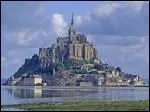 Le mont St-Michel abrite une abbaye :