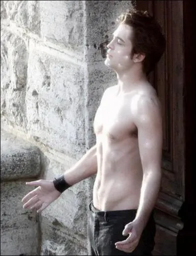 Dans le second Twiligh,  quelle heure Edward veut rveler au monde son secret ?