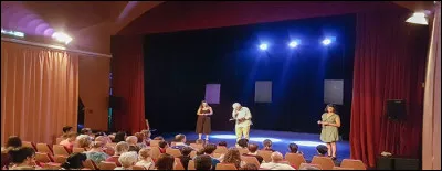 Une contrainte pour répondre à cette question, placez-vous afin d'avoir une vue à partir de la salle, donc face à la scène !
Le côté cour désigne le côté gauche de ladite scène.