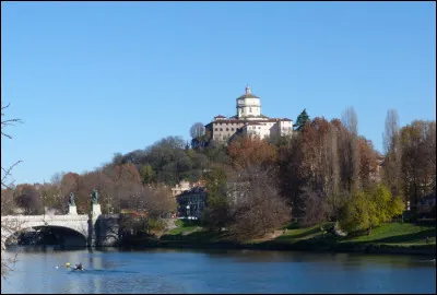 Géographie : le Pô est le plus long fleuve d'Italie. Quelle ville traverse-t-il ?