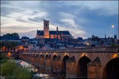 Dans quel département se situe la ville de Nevers ?