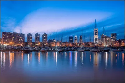 Montevideo fait partie des 30 villes les plus sûres du monde. Capitale de l'Uruguay, pays frontalier du Brésil et de l'Argentine, elle est baignée par l'océan...