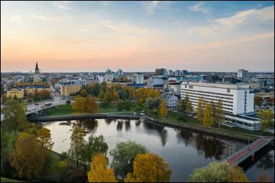 Quelle est cette ville finlandaise de 200 000 habitants, située à l'extrémité nord du golfe de Botnie, à 150 kilomètres seulement au sud du cercle polaire arctique ?