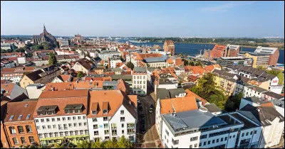 Cette ville allemande de 200 000 habitants, plus grande ville de Mecklembourg-Poméranie occidentale, était le principal port de la RDA : de quelle ville s'agit-il ?