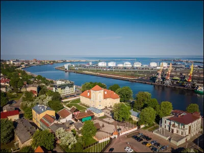 Quelle est cette ville portuaire du nord-ouest de la Lettonie, peuplée de 40 000 habitants ?