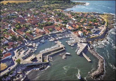 Quelle est cette ville danoise de 14 000 habitants, petite capitale de Bornholm, située sur la côte sud-ouest de cette île de la Baltique ?