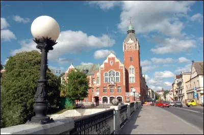 Quelle est cette ville polonaise de 90 000 habitants située près de la côte, dans le nord de la Poméranie ?