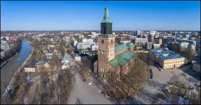 Quelle est cette ville finlandaise de 185 000 habitants, principal port pour les liaisons avec la Suède ?