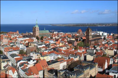 Quelle est cette ville allemande de 60 000 habitants, ancienne ville hanséatique, située sur la côte du Mecklembourg-Poméranie-Occidentale ?