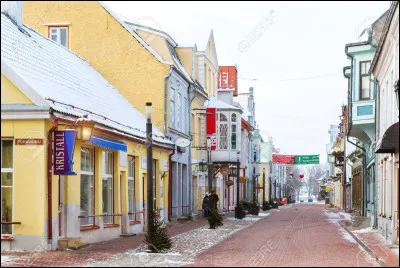 Quelle est cette ville touristique et balnéaire de 40 000 habitants située sur la côte de la mer Baltique, dans le sud de l'Estonie ?