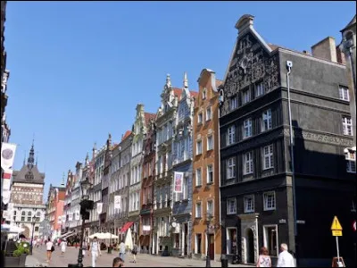 Cette ville polonaise de 470 000 habitants, ancienne ville hanséatique, longtemps ville prussienne, ville libre au statut particulier de 1919 à 1939, est aujourd'hui le principal port polonais : il s'agit de ...