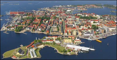 Quelle est cette ville, fondée en 1680 par le roi Charles XI, située sur la côte sud de la Suède, sur l'archipel du Blekinge et peuplée de 35 000 habitants ?