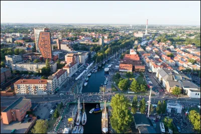 Quelle est cette ville de 180 000 habitants, principal port lituanien, ancienne ville hanséatique connue sous le nom allemand de Memel ?