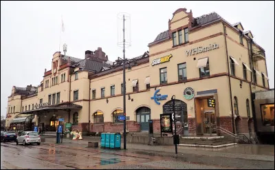 Quelle est cette ville suédoise, située sur la côte au nord de Stockholm, à l'embouchure de la rivière Dalälven qui se jette dans la mer Baltique ?