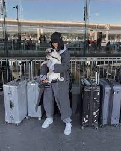 Dans quel pays a-t-elle décidé de partir pour y vivre 2 mois au minimum avec son petit ami ?