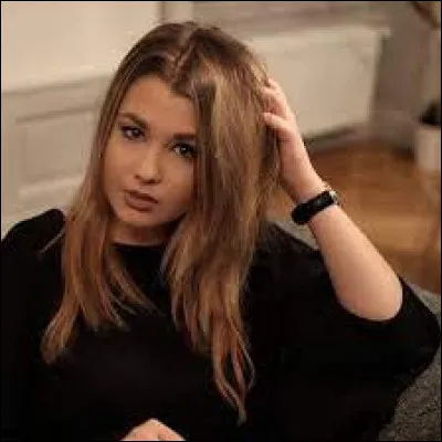 Combien d'abonnés a-t-elle sur sa chaîne principale ? (octobre 2021)