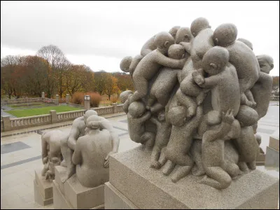 On peut visiter le parc Frogner et admirer les sculptures de Gustav Vigeland.