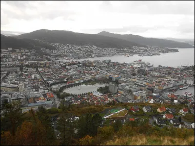 C'est la deuxième ville de Norvège et elle se situe sur la côte Sud-Ouest du pays.