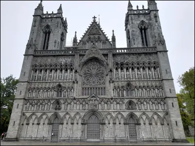 Elle s'appelait avant Nidaros et abrite la cathédrale où sont couronnés les rois de Norvège.