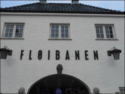 On peut prendre le funiculaire pour atteindre le sommet du mont Fløyen, une des collines qui entourent la ville.