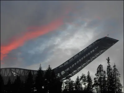On peut prendre le métro pour aller skier sur le site de Holmenkollen, surnommé la Mecque du ski nordique.