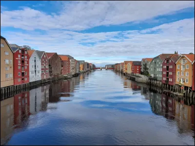 Les quais de Bakklandet sont célèbres pour leurs anciens entrepôts colorés.