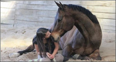 Comment se nomme la chaine qu'a créé cette jeune femme, qui entretient une belle relation avec son cheval ?
