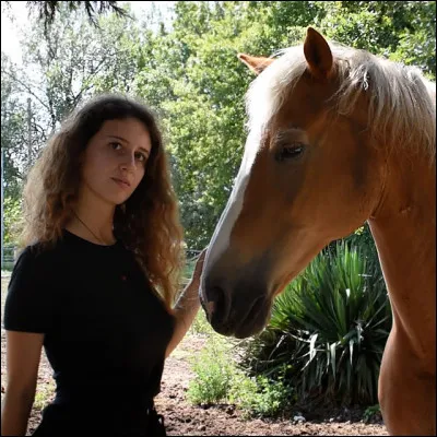 Comment se nomme la chaine qu'à créé cette jeune femme humoristique ?