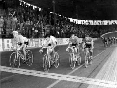 L'arrivée de 1956 est restée mémorable ; quel coureur français bat Coppi sur le fil, le privant d'une sixième victoire ?