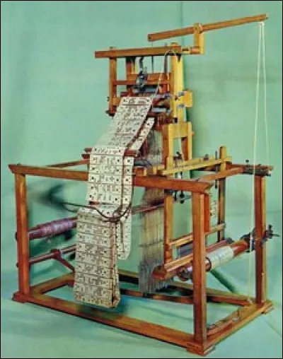 À propos de cartes perforées, voici une machine de 1801 qui permettait de tisser des motifs réguliers à partir de cartons perforés. Quelle est cette machine ?