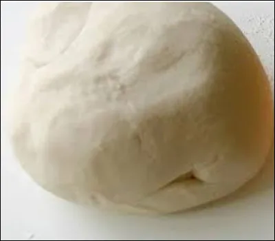 Chaque année, à la saison des moussons. Les Africains de l'Est font une purée qui servira plus tard de pâte à gâteau. 
À base de quoi leur pâte est-elle faite ?