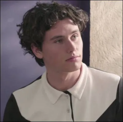 Qui est le frère de Hayley Woods ?