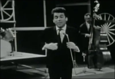 Récréation > Dans une chanson célèbre, interprétée entre autres par Nougaro et Montand, on oppose le jazz d'essence outre-atlantique à une danse bien de chez nous, laquelle ?