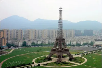 Dans quel pays peut-on visiter ''Tiandu Cheng'', ce ''Petit Paris'' qui pourrait avoir l'image d'une ville fantôme au vu de l'objectif de 10 000 habitants qui est alors un échec en 2013 ?