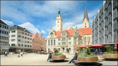 Ingolstadt, 130 000 habitants, bordée par le Danube, est une ville d'...