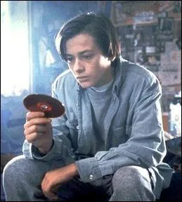 Dans quel film fantastique tournant autour du thme de la ralit virtuel joue-t-il ?