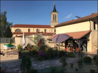 Où se trouve la commune d'Arches, célèbre pour ses papiers  ?