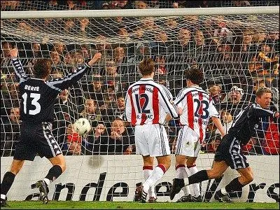 Le fait de gloire du club : Bien que bon dernier de Bundesliga, Sankt Pauli s'impose 2-1 face au Bayern Munich (but de Sagnol,  propos), frais vainqueur de la Coupe Intercontinentale. La date ?