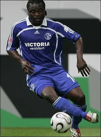 Sinon, bonne nouvelle, Sankt Pauli sera en D1 l'an prochain ! Pour renforcer l'quipe, cet international allemand (41 slections, 6 buts) a t recrut :