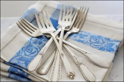 Qui dit "T'as beau savoir où est la fourchette / Ta boisson, t'as pas la bonne tête / Comme les fauves ils sentent ta peur / Ils entendent battre ton cur..." dans sa chanson "Quand on est pauvre" ?