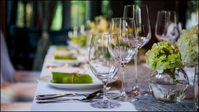 Sur une table française, comment dispose-t-on la fourchette ?