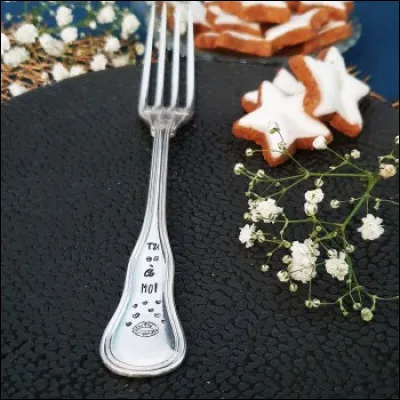 Combien de dents possédait une fourchette à l'époque romaine ?