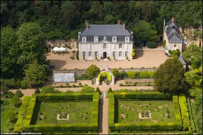 Dans quel pays se trouve le château de Fourchette, propriété de Mick Jagger depuis 1980 ?