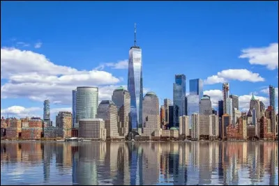 Quelle villle est surnommée ''la grosse pomme'' en français ?