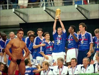 En quelle anne Mickal Vendetta devient-il le coatch sportif et moral de l'quipe de France de football, et l'amne naturellement  devenir championne du Monde ?