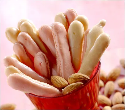 Quelle est cette spécialité sucrée de Reims, des biscuits roses et jaunes de forme allongées ou ronde ?