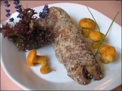 Quelle est cette spécialité culinaire à base du pied d'un mammifère domestique cuit au bouillon pendant 4 heures pour rendre les os comestibles, après cuisson il est pané ?