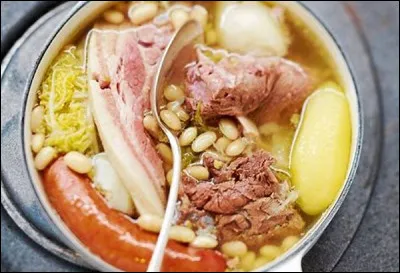 Quelle est cette préparation à base de chou, de lard, de saucisse, de jambonneau, de pomme de terre et d'haricots ?