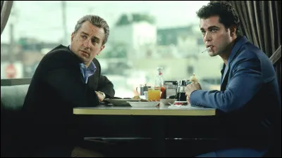 Bas&eacute; sur le livre du journaliste Nicholas Pileggi, qui raconte l'histoire vraie de Henry Hill, un gangster new-yorkais, ce film de Scorcese retrace la mont&eacute;e et la chute d'Henry Hill (interpr&eacute;t&eacute; par Ray Liotta) et de deux de ses amis : de quel film s'agit-il ?