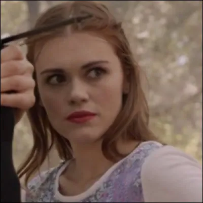 Dans la saison 2, quelle créature est-elle accusée d'être ?